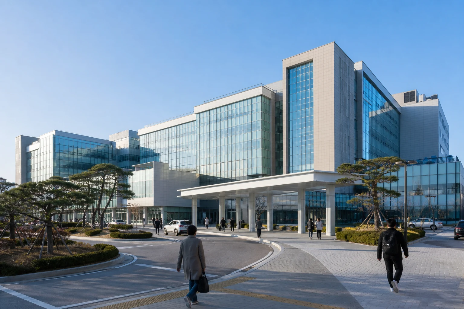 종합병원 창구에서 방문객이 접수와 수납을 진행하고 직원이 서류와 안내문을 건네주는 밝은 이용 장면